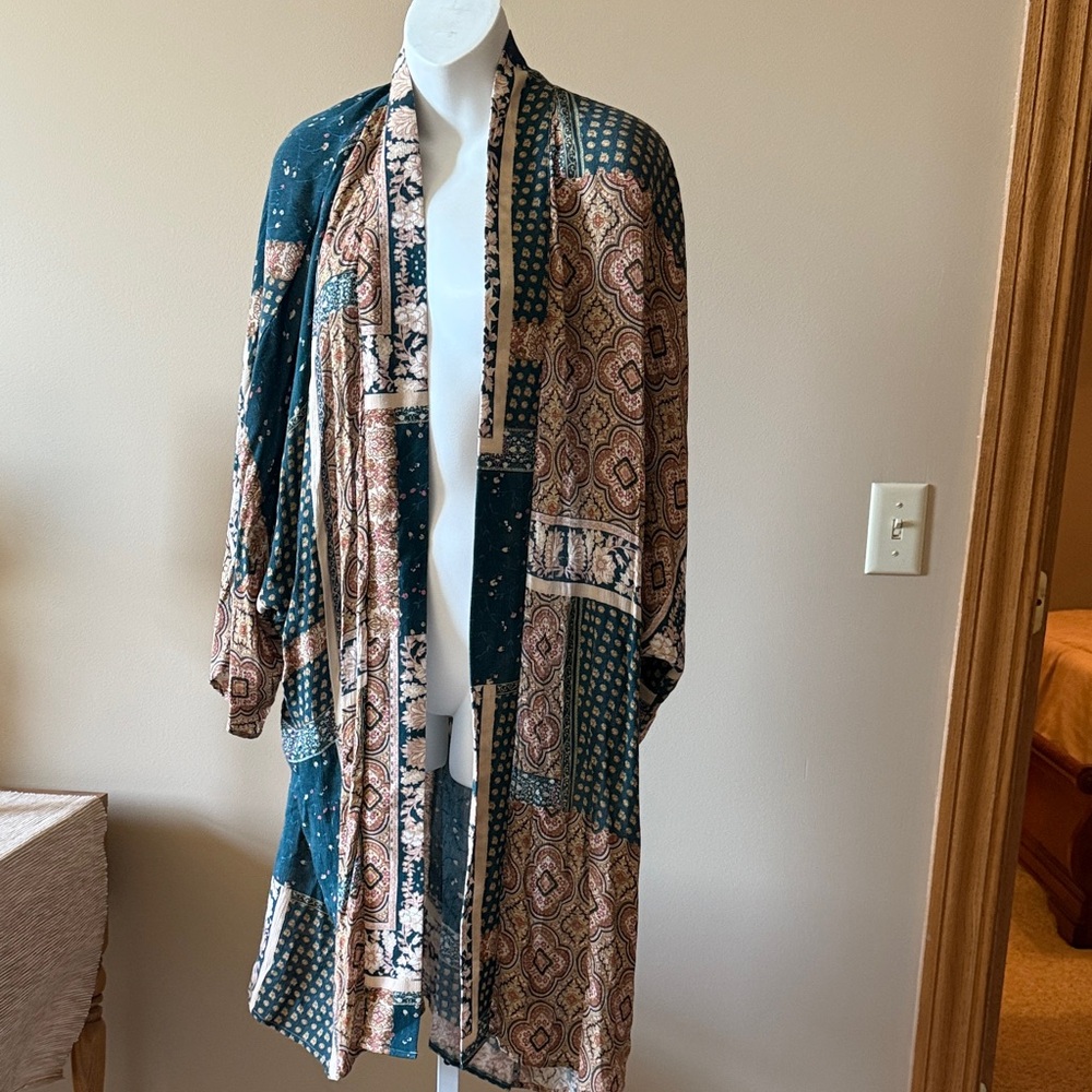 Sadie & Sage Multicolor Patterned Kimono with beautiful cutouts in back!